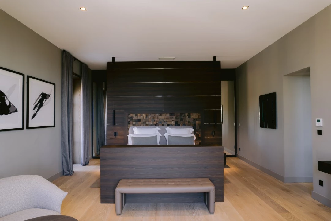 1673022250-Louise bedroom 2.webp